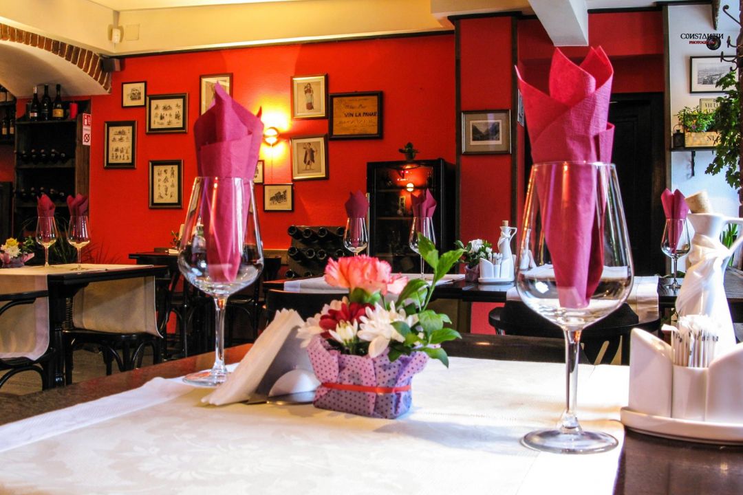 JUNO Wine Garden, Brașov Rezervă o masă online Winebar din Brașov.