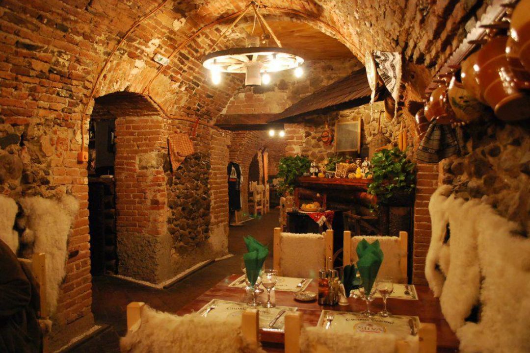 La Cuptor, Sibiu Rezervă o masă online Restaurant din Sibiu.